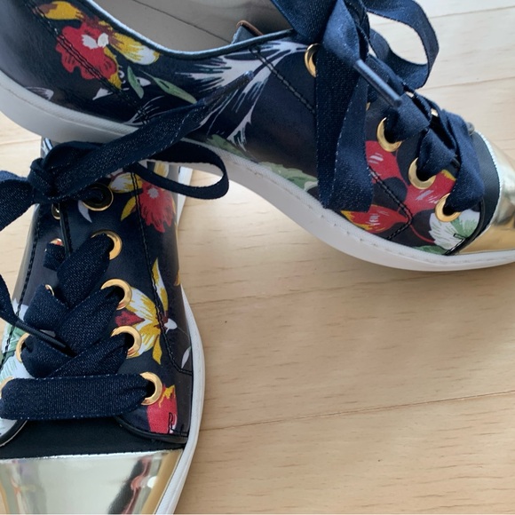 Ron White - Women’s Navy Floral & Metallic Lace-Up Sneakers (37) - Picture 2 of 5